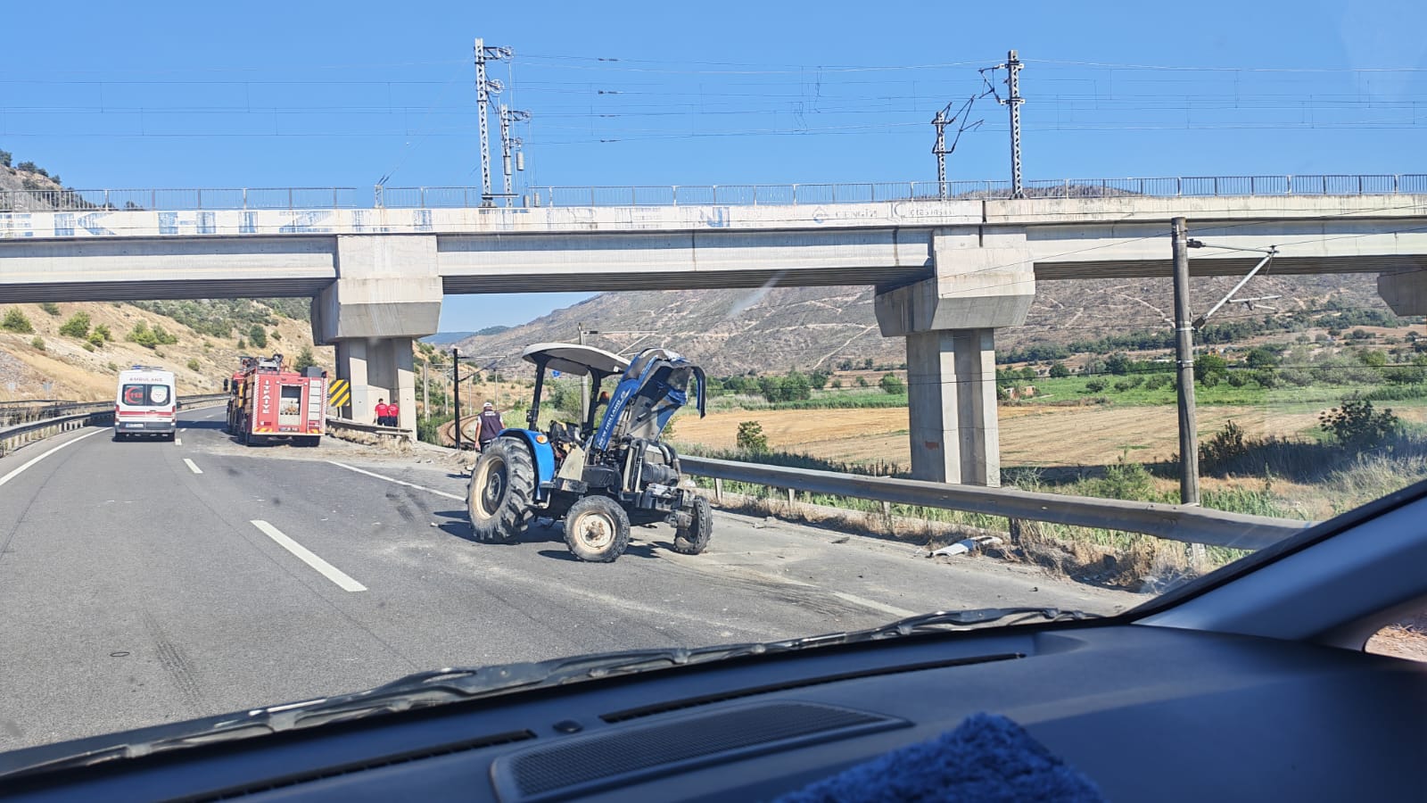Tır traktöre çarptı! 4 Tır traktöre çarptı!