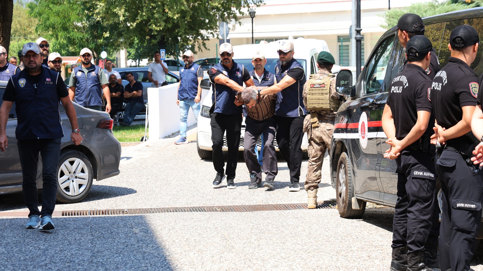 Firari FETÖ'cü Burkay Karatepe Adliyeye sevk edildi 1 Firari FETÖ'cü Burkay Karatepe Adliyeye sevk edildi