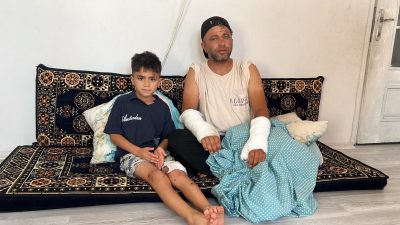 Mersin'de otomobil ile motosikletin çarpışmasının ardından sürücünün yerde yatan yaralıların