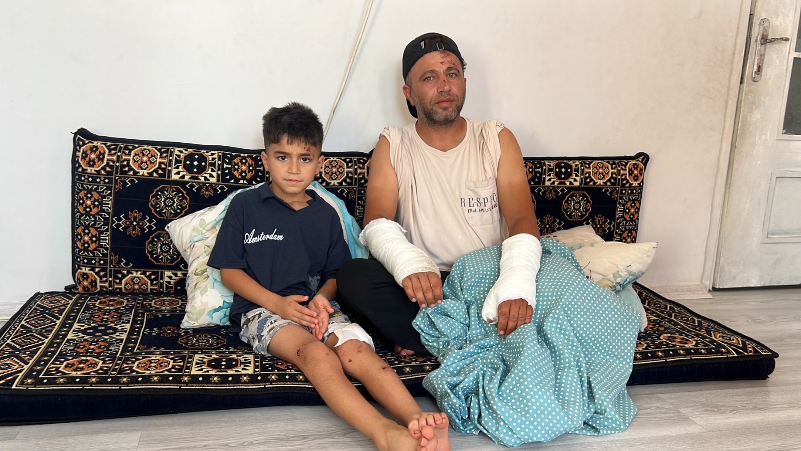 Mersin'de otomobil ile motosikletin çarpışmasının ardından sürücünün yerde yatan yaralıların
