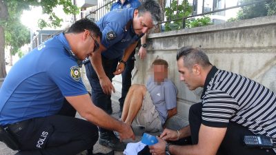 Antalya’nın dünyaca ünlü Konyaaltı Sahili'nde denize giren yabancı turistlerin çanta