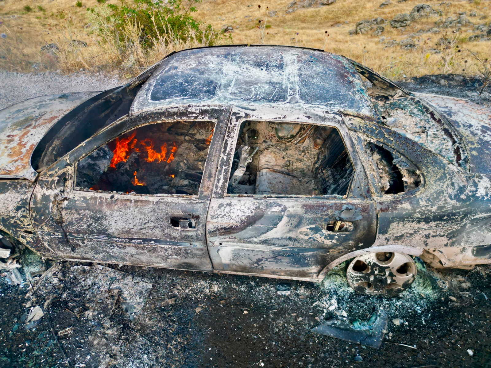 Afyonkarahisar'da seyir halindeyken motoru alev alan otomobil kullanılamaz hale gelirken,