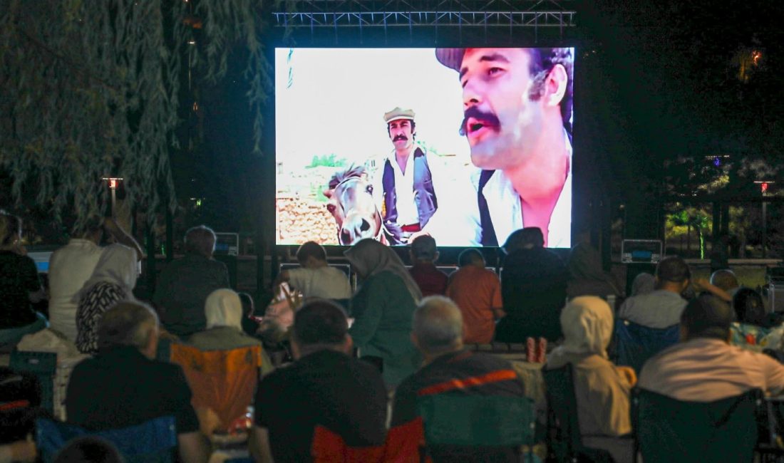 Afyonkarahisar Belediyesi tarafından düzenlenen Açık Hava Sinema Akşamı etkinliğinde vatandaşlar,
