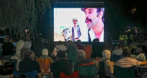 Afyonkarahisar Belediyesi tarafından düzenlenen Açık Hava Sinema Akşamı etkinliğinde vatandaşlar,
