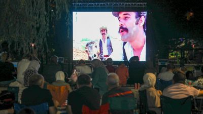 Afyonkarahisar Belediyesi tarafından düzenlenen Açık Hava Sinema Akşamı etkinliğinde vatandaşlar,