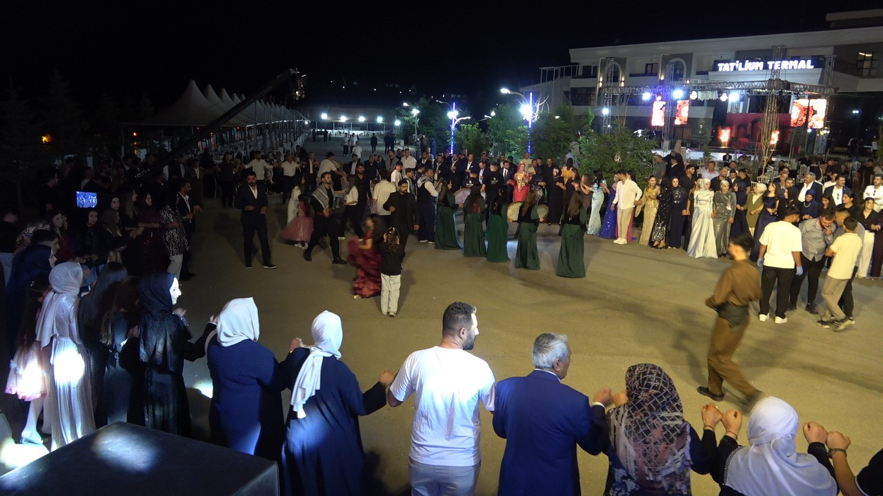 Paralar havada uçuştu, kilolarca altın takıldı 3 Paralar havada uçuştu, kilolarca altın takıldı