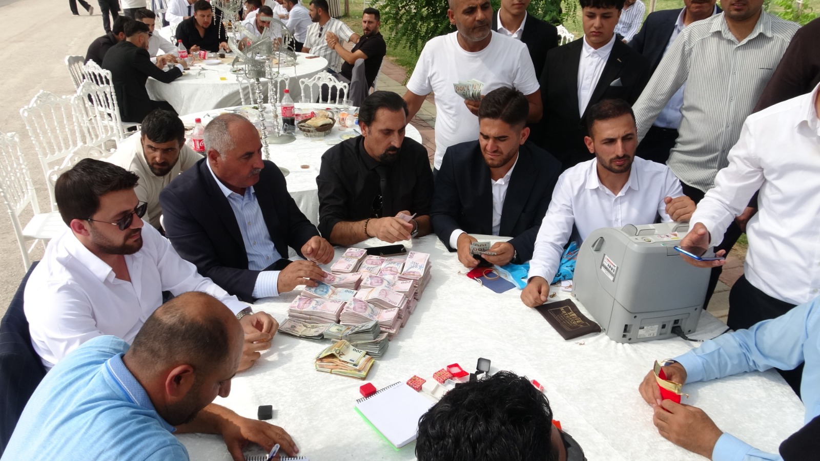 Paralar havada uçuştu, kilolarca altın takıldı 2 Paralar havada uçuştu, kilolarca altın takıldı