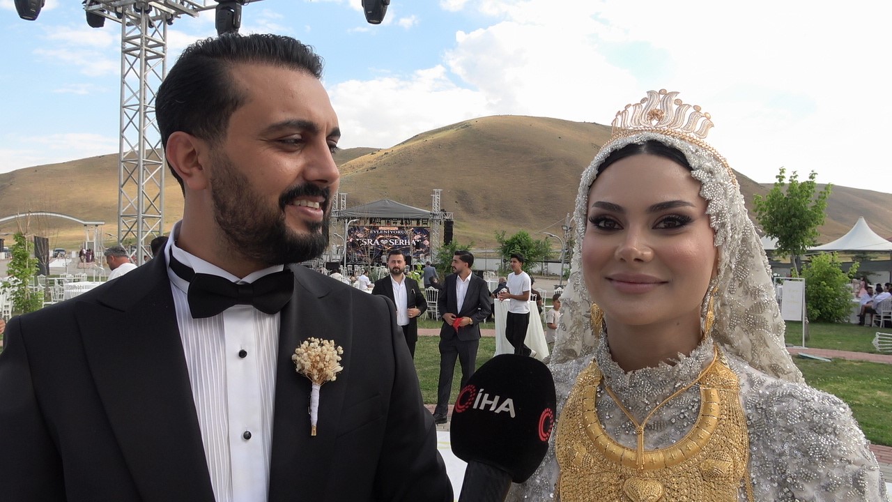 Paralar havada uçuştu, kilolarca altın takıldı 1 Paralar havada uçuştu, kilolarca altın takıldı
