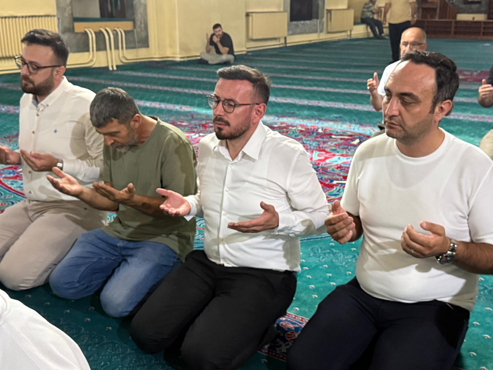 AK Parti’de 25. yıl için Mevlid-i Şerif okutuldu 3 AK Parti’de 25. yıl için Mevlid-i Şerif okutuldu
