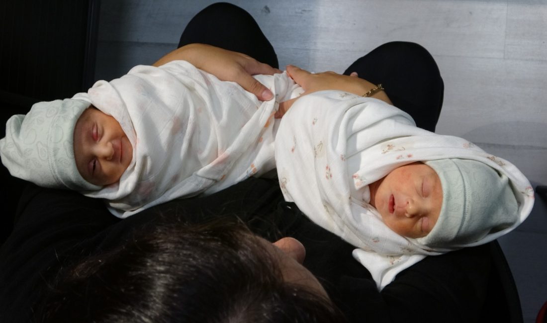 Rize'de yaşayan 28 yaşındaki Serenay Atagün'ün iki ayrı rahminde aynı