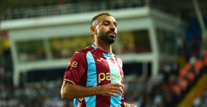 Trabzonspor'un yeni transferi Mısırlı futbolcu Muhammed Salah, bordo-mavili formayla ilk