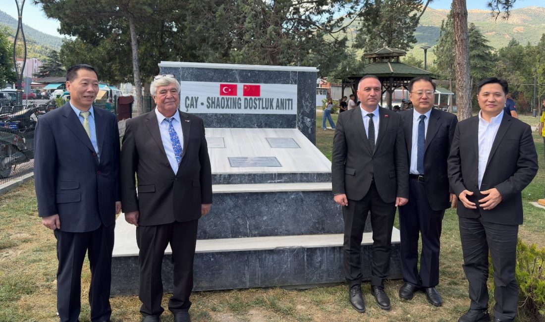 Çin’in kardeş şehirlerinden Shaoxing kentinden gelen heyet, Çay Belediyesi’ni ziyaret
