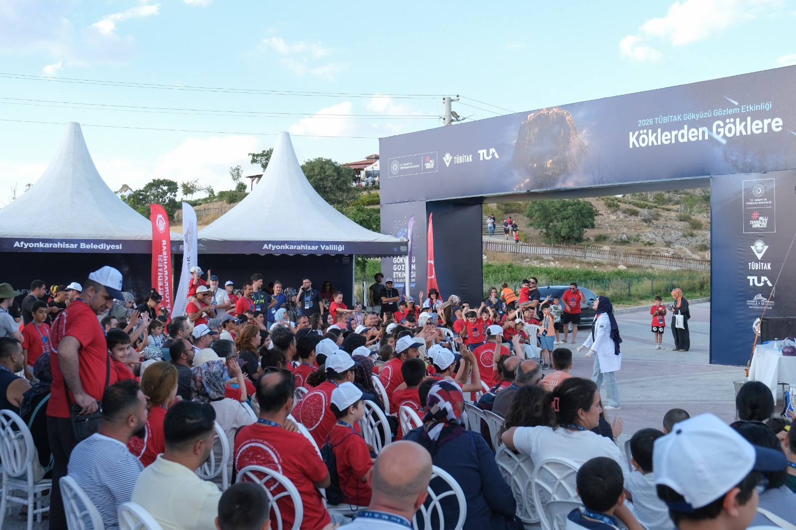 Binlerce kişi gökyüzüne baktı 7 Binlerce kişi gökyüzüne baktı