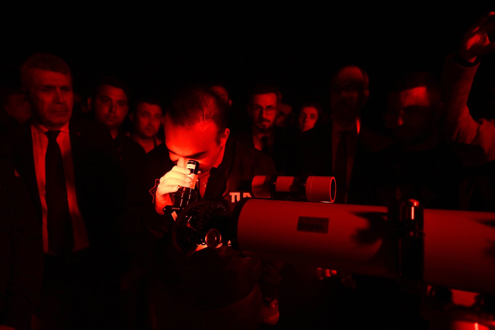 Binlerce kişi gökyüzüne baktı 8 Binlerce kişi gökyüzüne baktı
