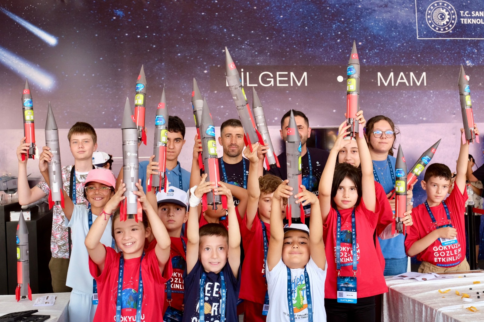 Binlerce kişi gökyüzüne baktı 6 Binlerce kişi gökyüzüne baktı