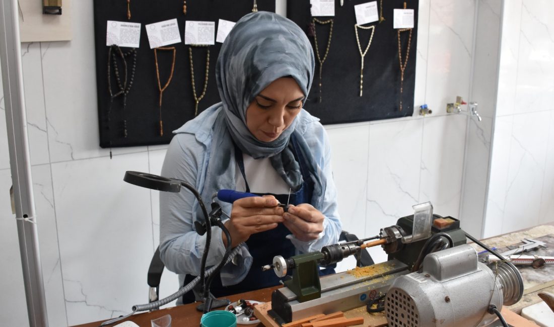 Afyonkarahisar'da tespih ustası Hatice Uçkun, farklı figür ve tasarımlarla şekillendirdiği