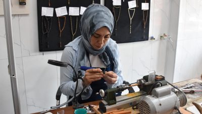 Afyonkarahisar'da tespih ustası Hatice Uçkun, farklı figür ve tasarımlarla şekillendirdiği