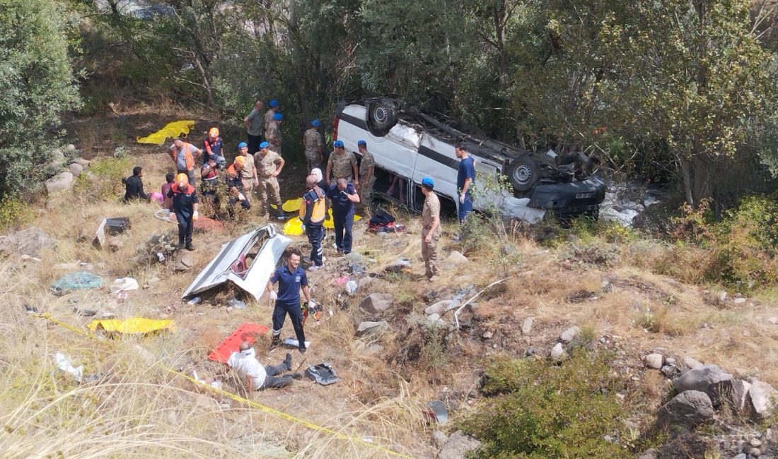 Sivas'ın Suşehri ilçesinde meydana gelen trafik kazasında yolcu minibüsü şarampole