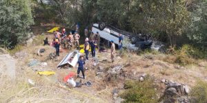 Sivas'ın Suşehri ilçesinde meydana gelen trafik kazasında yolcu minibüsü şarampole