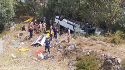 Sivas'ın Suşehri ilçesinde meydana gelen trafik kazasında yolcu minibüsü şarampole