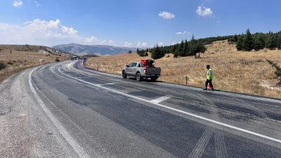 Afyonkarahisar’ın Dinar-Çay karayolunda yola dökülen ve yoldan geçen araçların mor