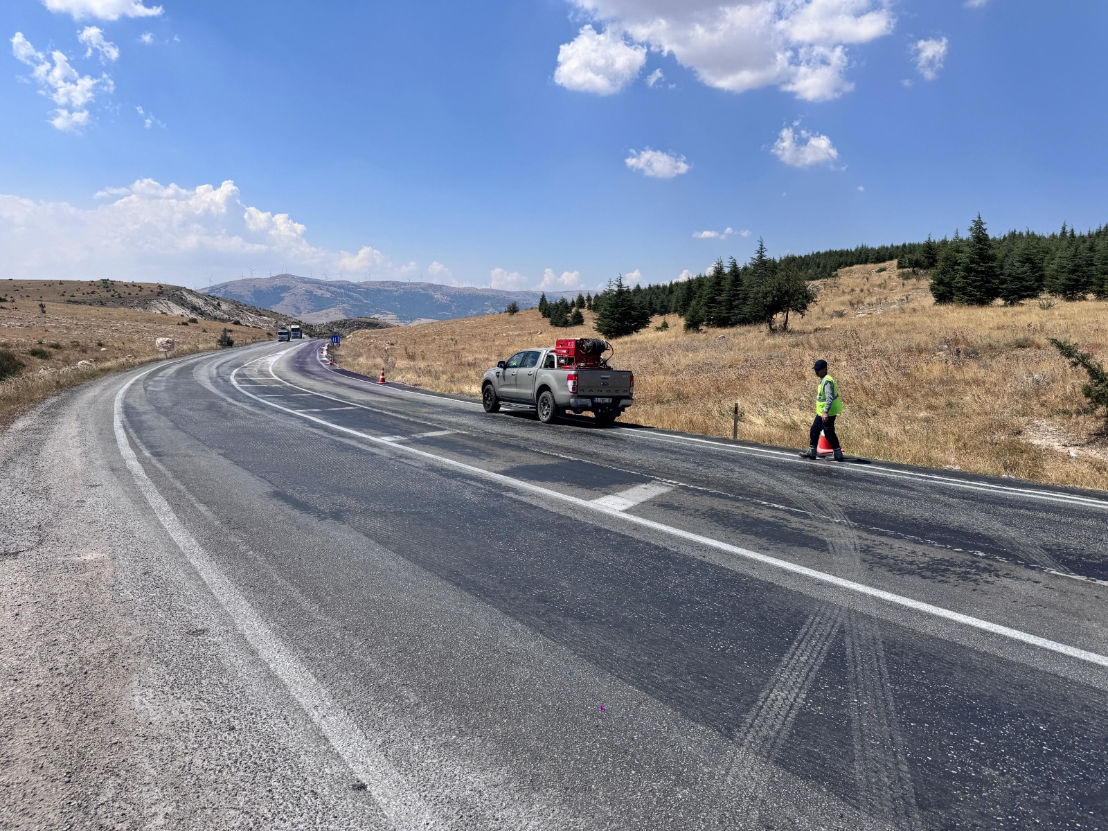 Afyonkarahisar’ın Dinar-Çay karayolunda yola dökülen ve yoldan geçen araçların mor
