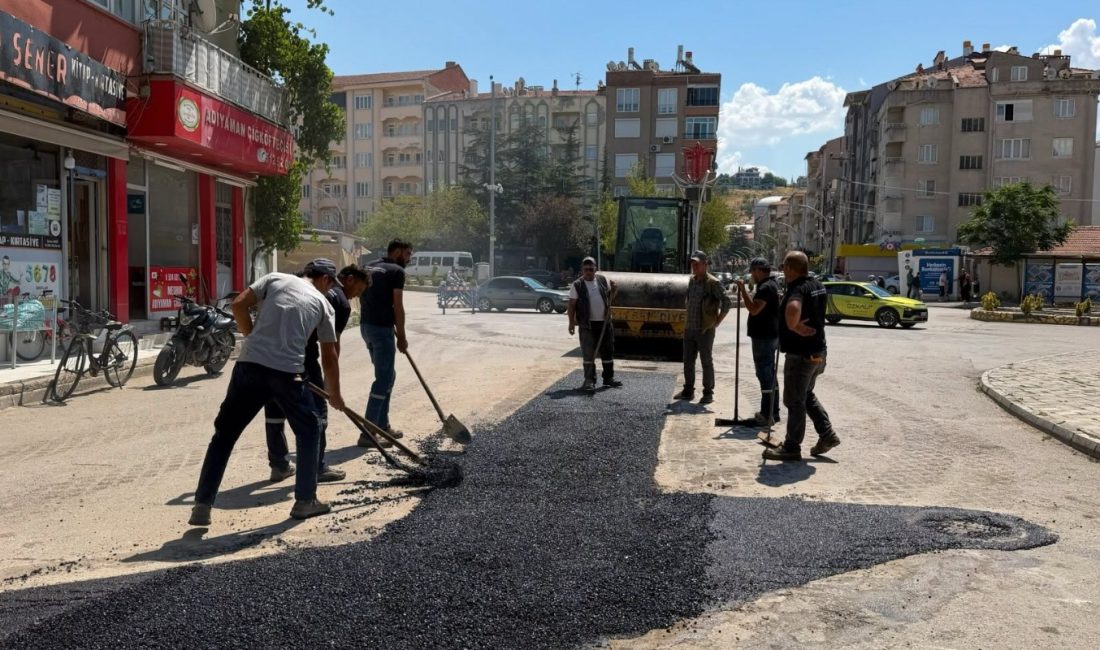 Sandıklı Belediyesi ekipleri, ilçenin farklı noktalarında asfalt, peyzaj, temizlik ve