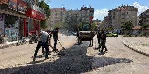 Sandıklı Belediyesi ekipleri, ilçenin farklı noktalarında asfalt, peyzaj, temizlik ve