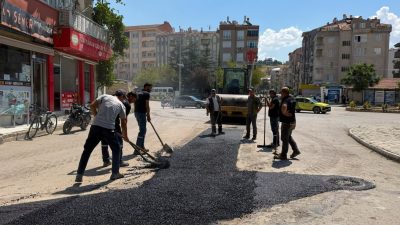 Sandıklı Belediyesi ekipleri, ilçenin farklı noktalarında asfalt, peyzaj, temizlik ve