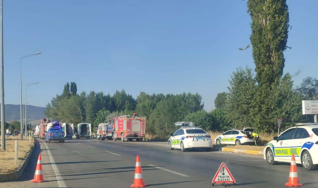 Afyonkarahisar-Antalya karayolu Sinanpaşa ilçesi Tınaztepe Kavşağı mevkiinde sabah saatlerinde bir