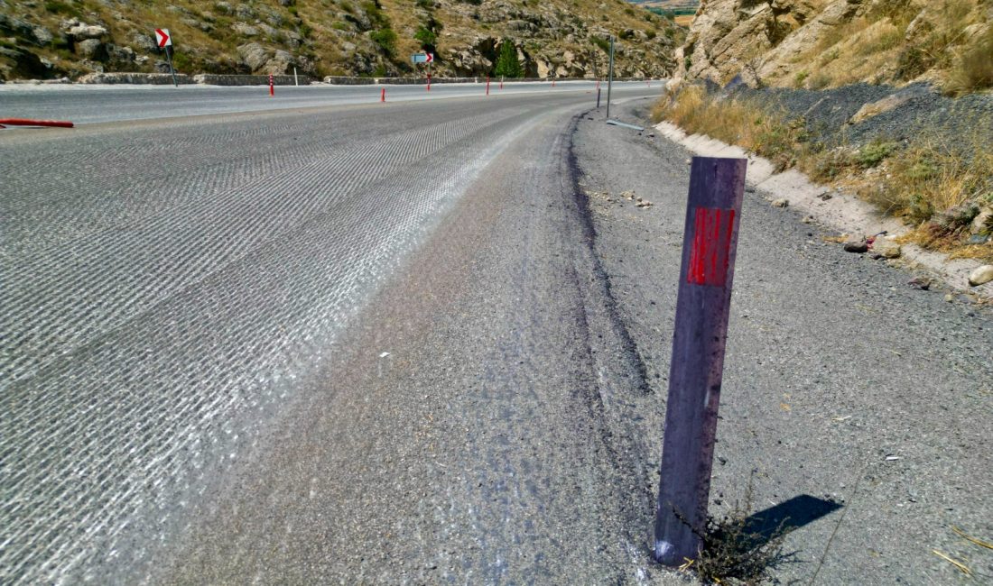 Afyonkarahisar’da tırın dorsesinde taşıdığı ve arkasından gelen araçları mor renge