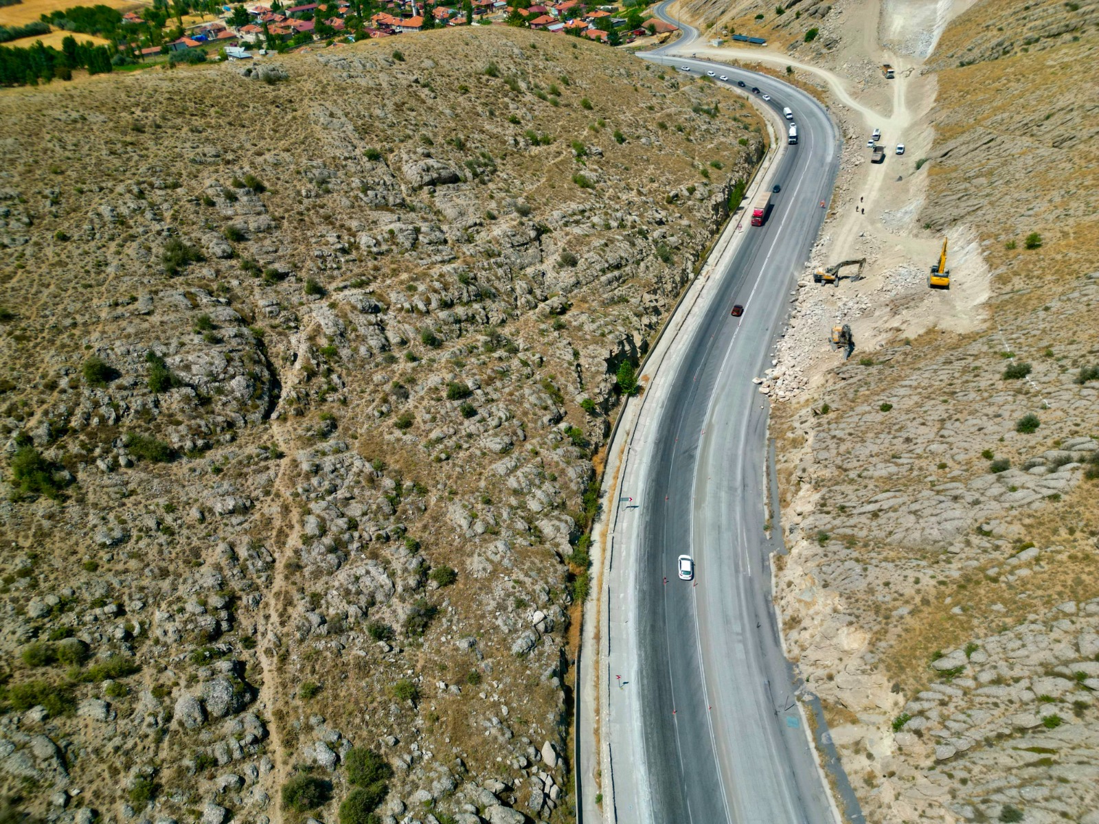 Araçları boyayan yolda çareyi kazımakta buldular
