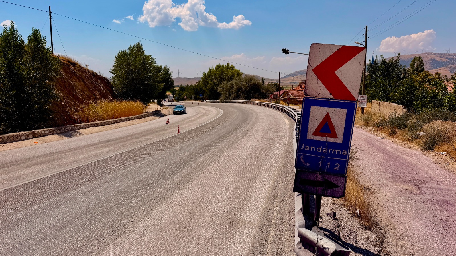 Araçları boyayan yolda çareyi kazımakta buldular