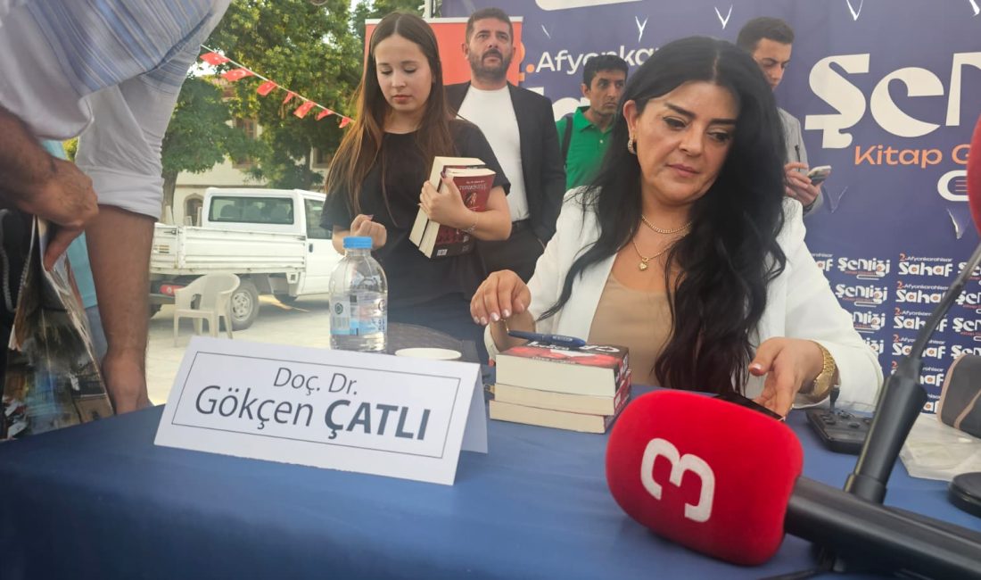 Afyonkarahisar’da düzenlenen Sahaf Şenliği kapsamında özel imza günü için kente