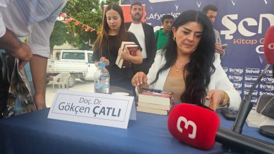 Afyonkarahisar’da düzenlenen Sahaf Şenliği kapsamında özel imza günü için kente