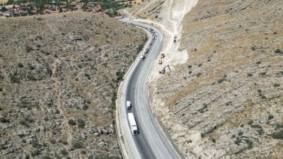 Afyonkarahisar'da karayoluna dökülen boya, kazınarak çıkarıldı.