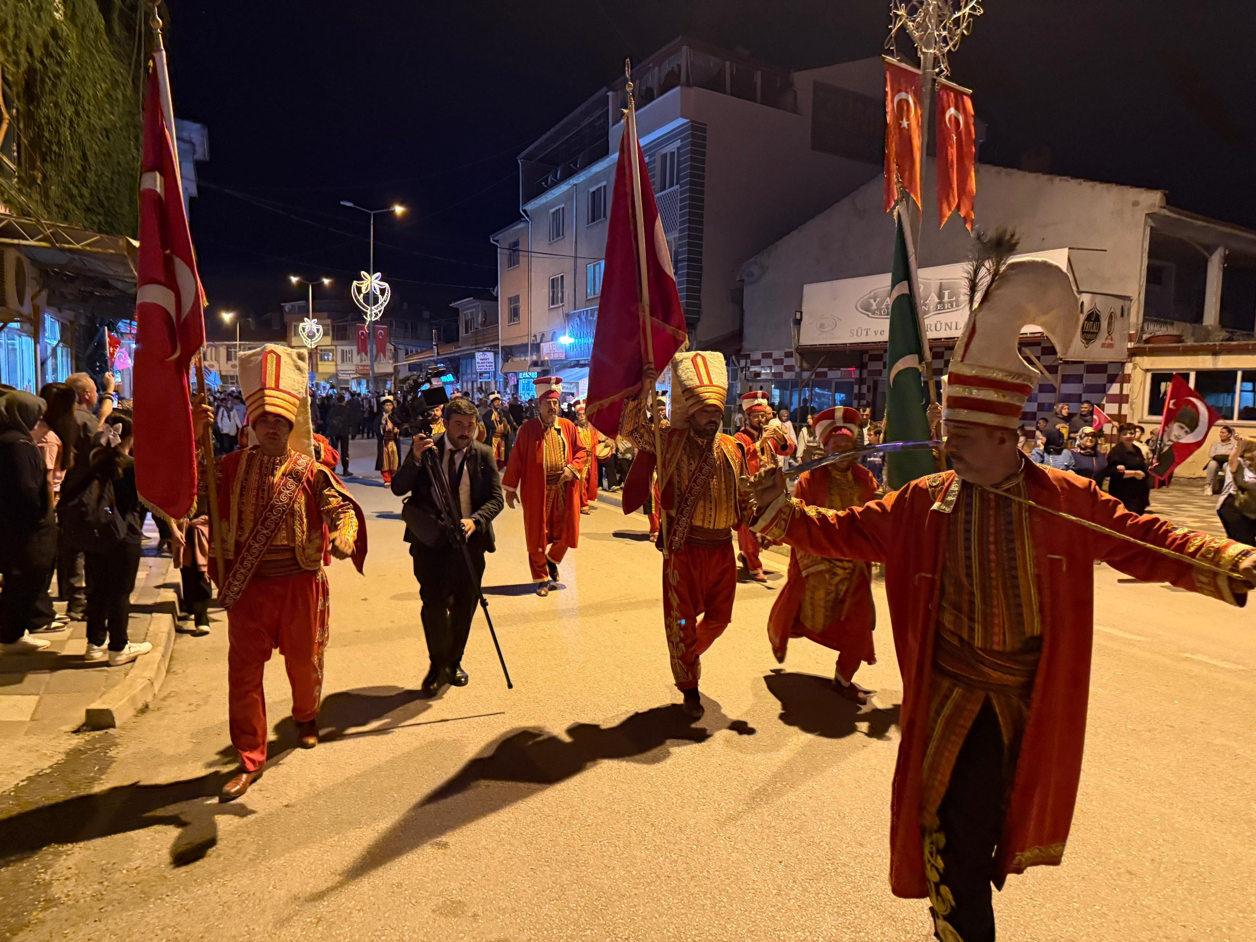 Şuhut’ta zafer coşkusu: Atlı birlikler İzmir’e uğurlandı 4 Şuhut’ta zafer coşkusu: Atlı birlikler İzmir’e uğurlandı