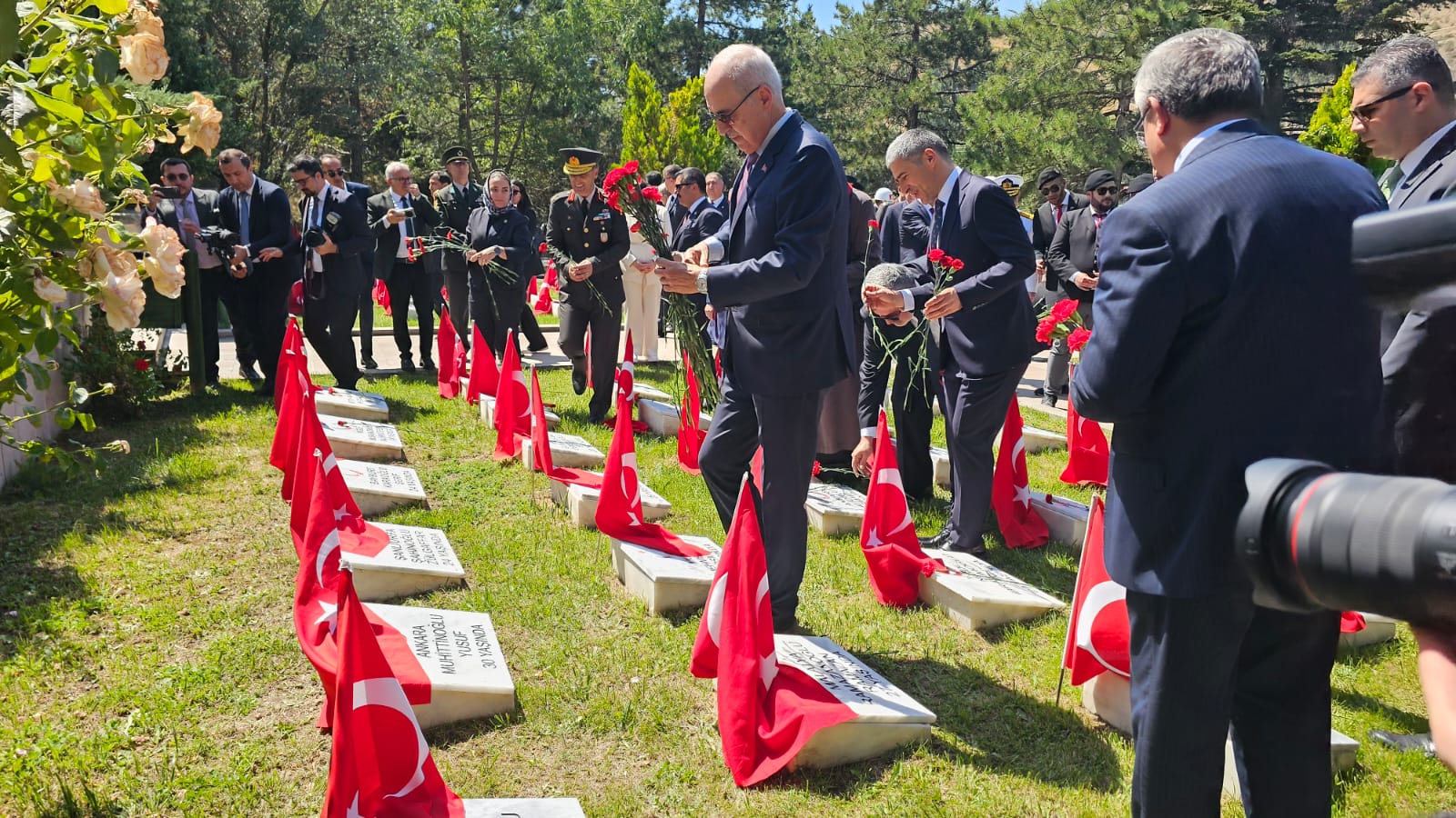 Yüzbaşı Agâh Efendi Şehitliği’nde şehitlere vefa 4 Yüzbaşı Agâh Efendi Şehitliği’nde şehitlere vefa