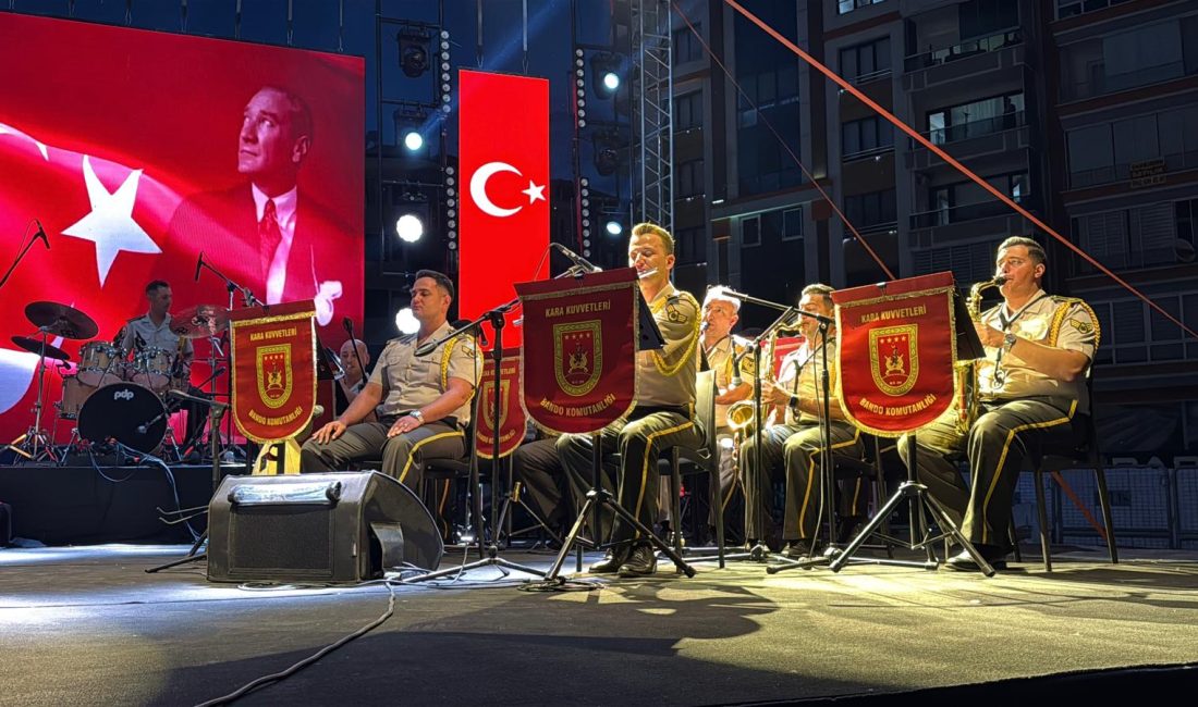 Afyonkarahisar’da zafer coşkusu bu kez müzikle buluştu. Kara Kuvvetleri Bando