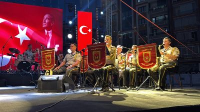 Afyonkarahisar’da zafer coşkusu bu kez müzikle buluştu. Kara Kuvvetleri Bando