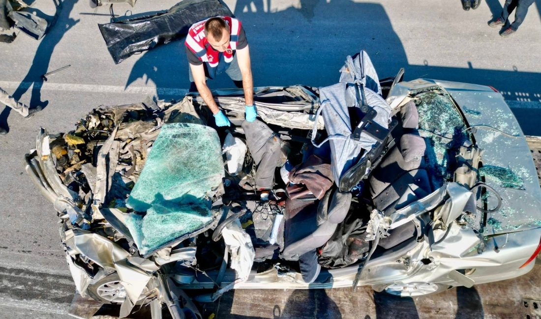 Afyonkarahisar’ın Bolvadin ilçesinde otomobilin önünde seyreden tıra arkadan çarpması sonucu