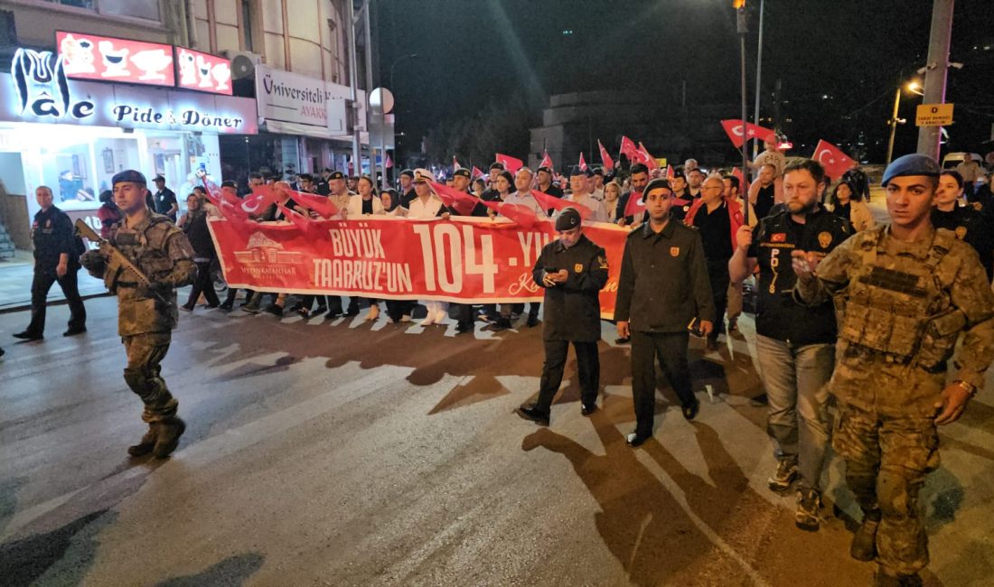 Afyonkarahisar’da, Büyük Taarruz’un 104. yıl dönümü dolayısıyla fener alayı düzenlendi.