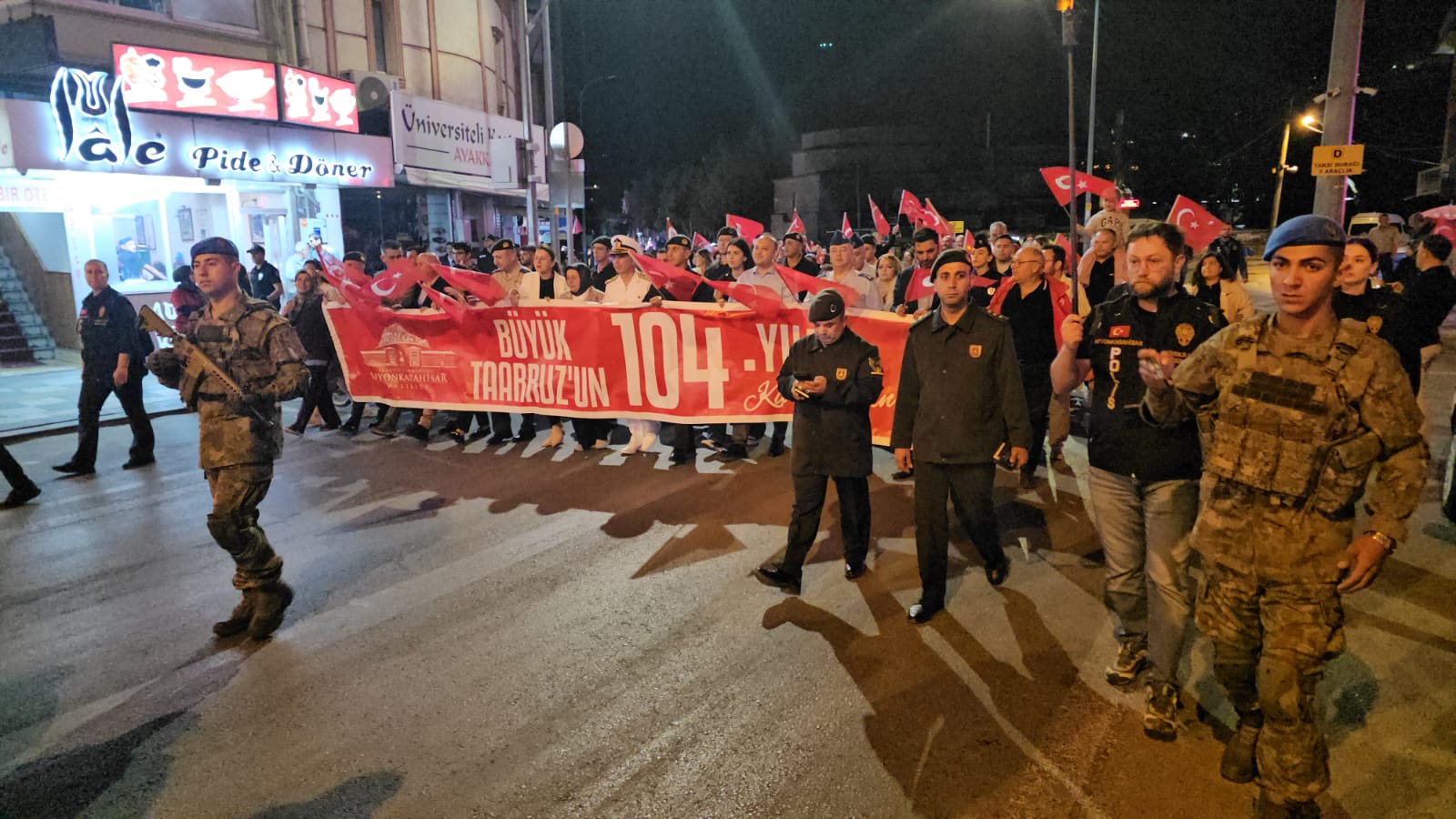 Afyonkarahisar’da, Büyük Taarruz’un 104. yıl dönümü dolayısıyla fener alayı düzenlendi.