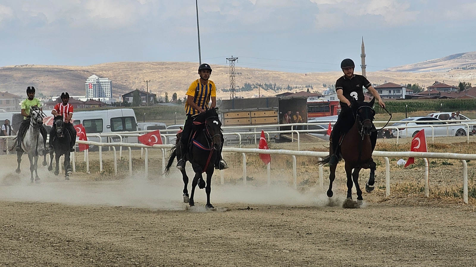Afyonkarahisar'da geleneksel at yarışları heyecanı yaşandı 1 Afyonkarahisar'da geleneksel at yarışları heyecanı yaşandı