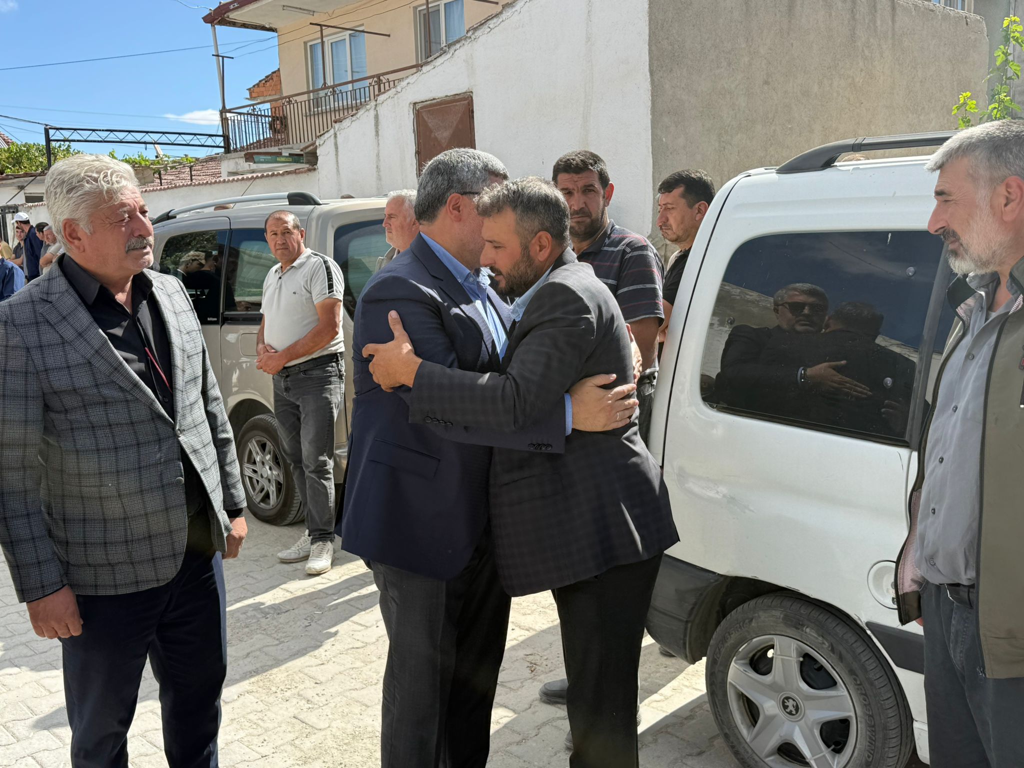 Özkaya sahada: “Afyonkarahisar’ın her köşesinde hemşehrilerimizle birlikteyiz” 6 Özkaya sahada: “Afyonkarahisar’ın her köşesinde hemşehrilerimizle birlikteyiz”