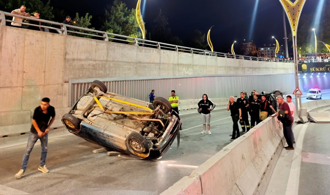 Afyonkarahisar'da alt geçitte iki otomobilin çarpıştığı kazada 4 kişi yaralandı.