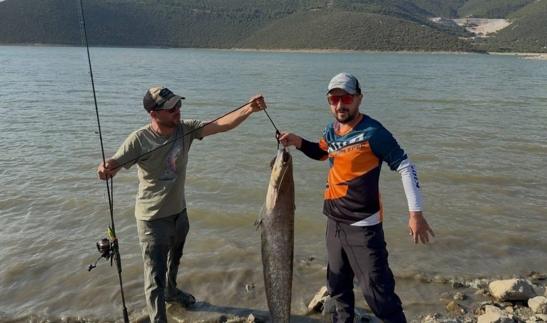 Bursa'nın Kestel ilçesinde Gölbaşı'nda turna avına çıkan sportif balıkçılar Ali