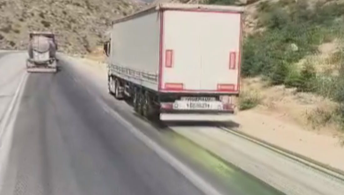 Afyonkarahisar'da tırın taşıdığı mor boya dorsesinden dökülünce, arkasından gelen araçların