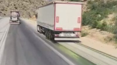Afyonkarahisar'da tırın taşıdığı mor boya dorsesinden dökülünce, arkasından gelen araçların