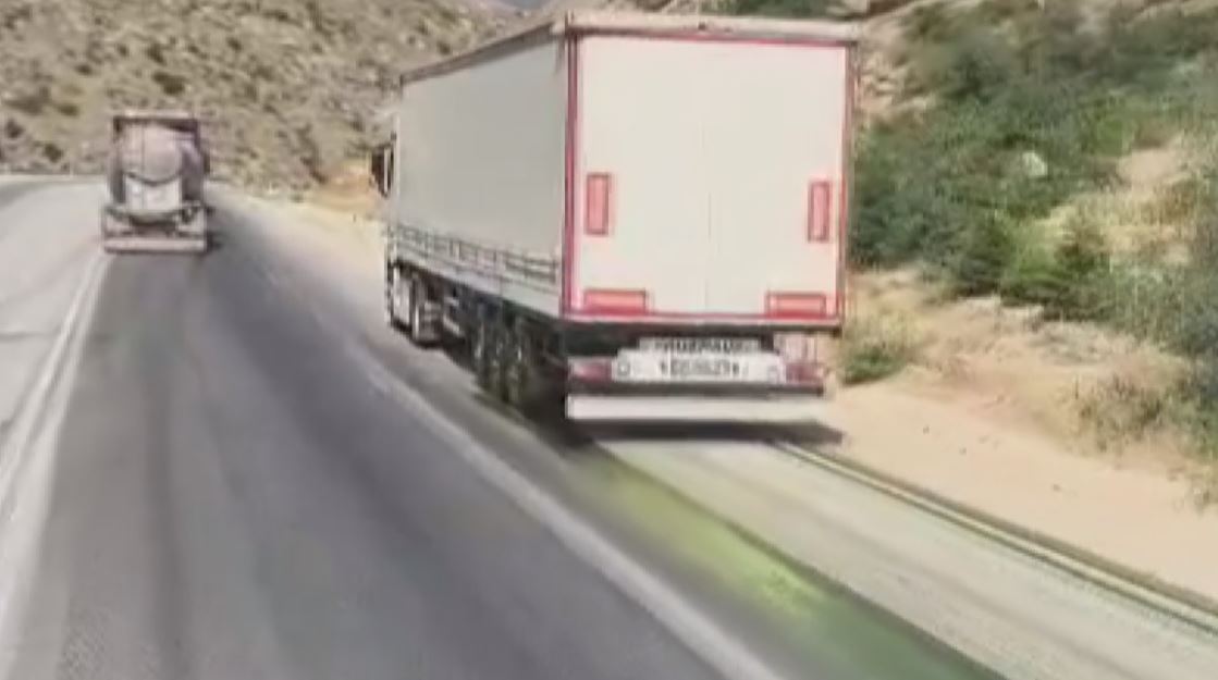 Afyonkarahisar'da tırın taşıdığı mor boya dorsesinden dökülünce, arkasından gelen araçların